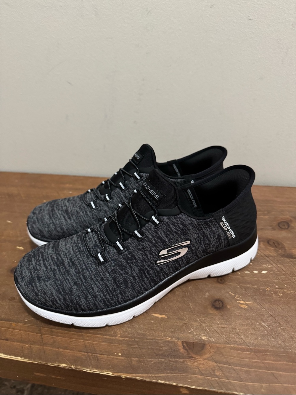 Skechers Women’s Slip Ins Sneakers Size 7.5